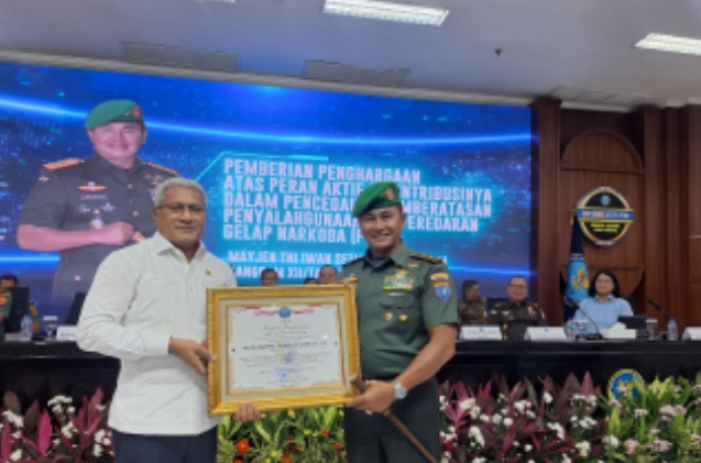 Berperan Aktif Dalam Pemberantasan Narkoba Pangdam XII/Tanjungpura Mayjen TNI Iwan Setiawan, S.E., M.M., Menerima Penghargaan Dari BNN RI